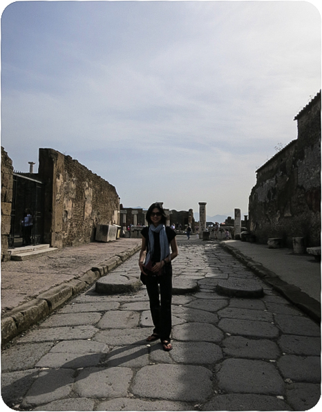 Do you see the white pebbles in between the cracks? They used these as a light source at night: the pebbles shone under the light of moon or their lamps.